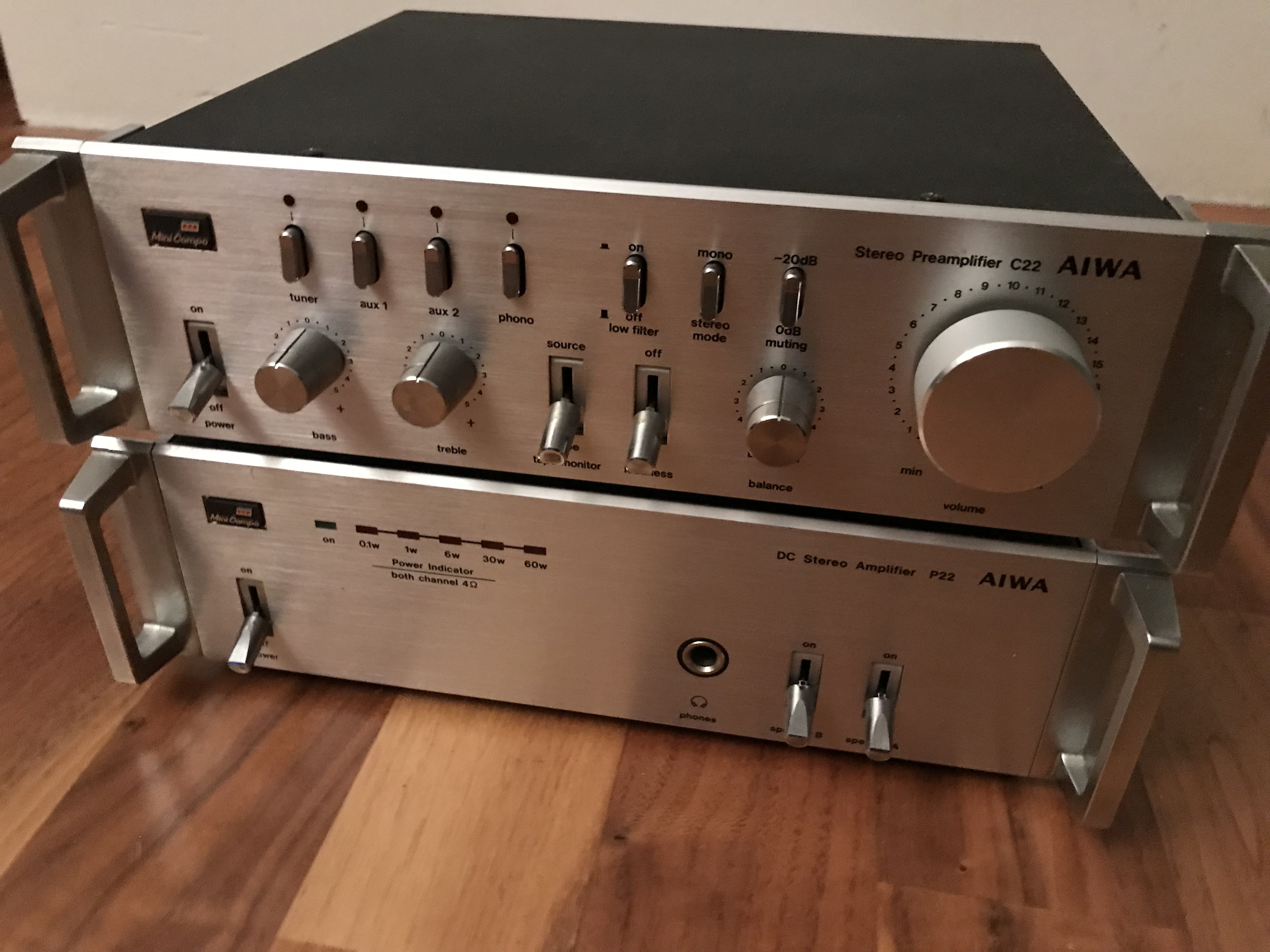 Listx - Aiwa Stereo Preamplifier C22 & Amplifier P22