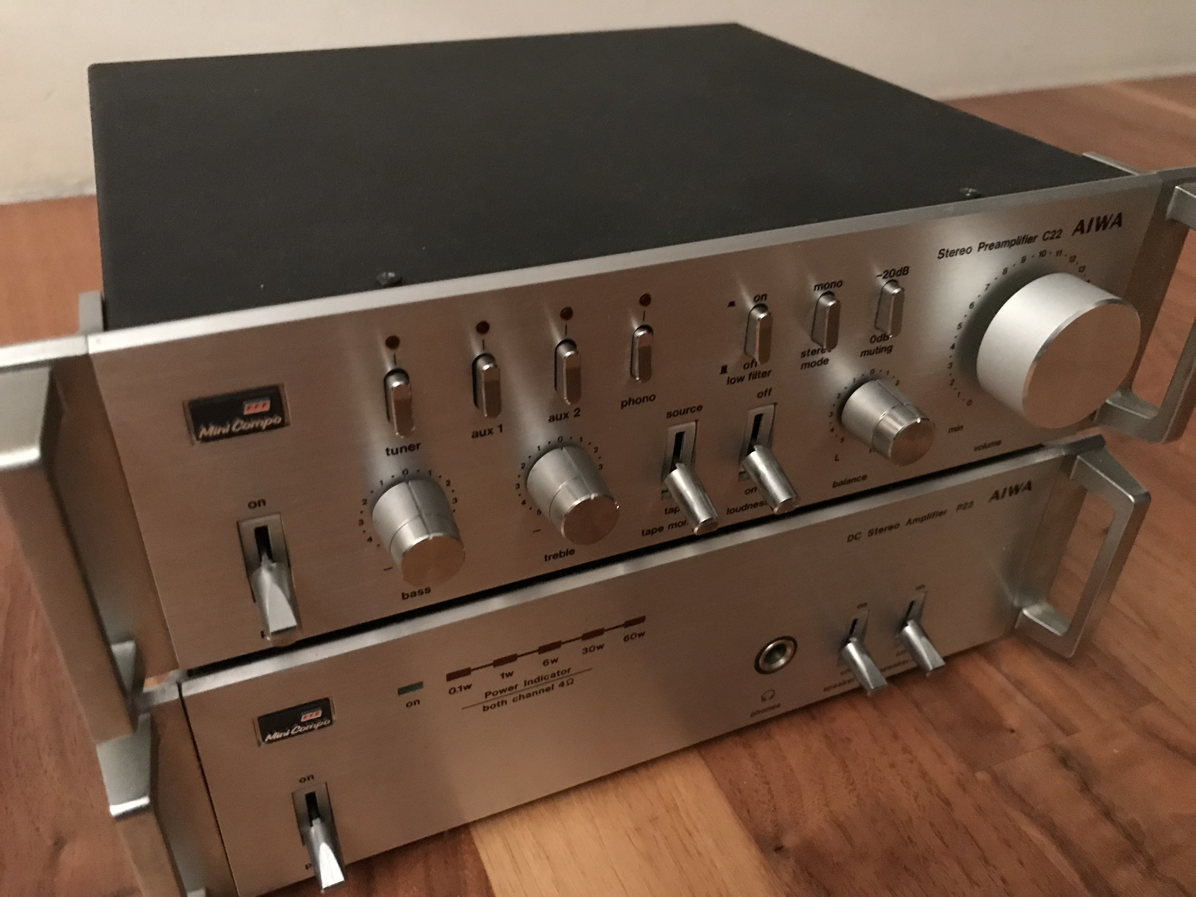 Listx - Aiwa Stereo Preamplifier C22 & Amplifier P22
