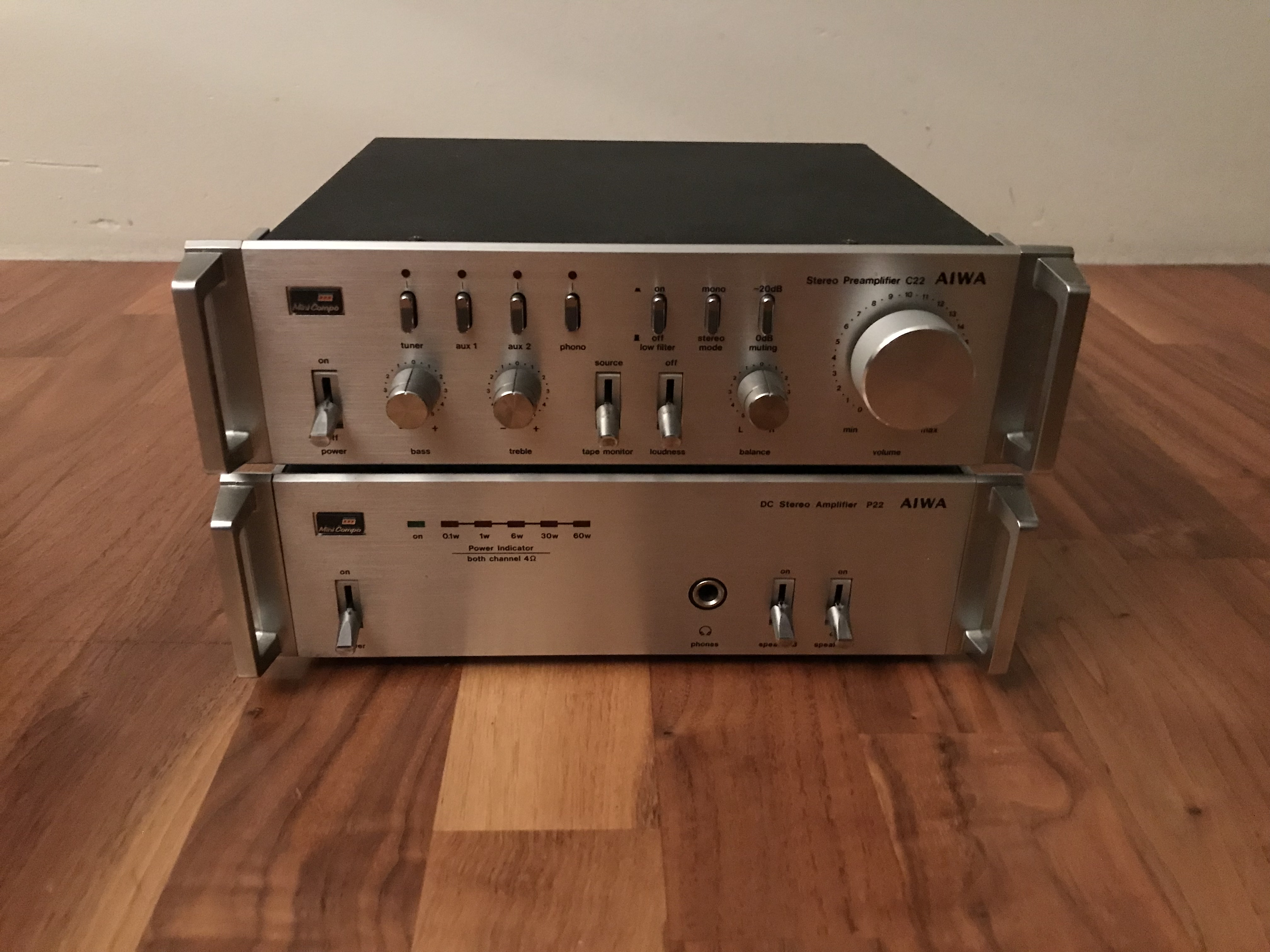 Listx - Aiwa Stereo Preamplifier C22 & Amplifier P22
